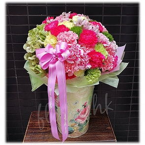 A82 康乃馨、繡球花束 + 懷舊花花鐵桶 A82 康乃馨、繡球花束 + 懷舊花花鐵桶